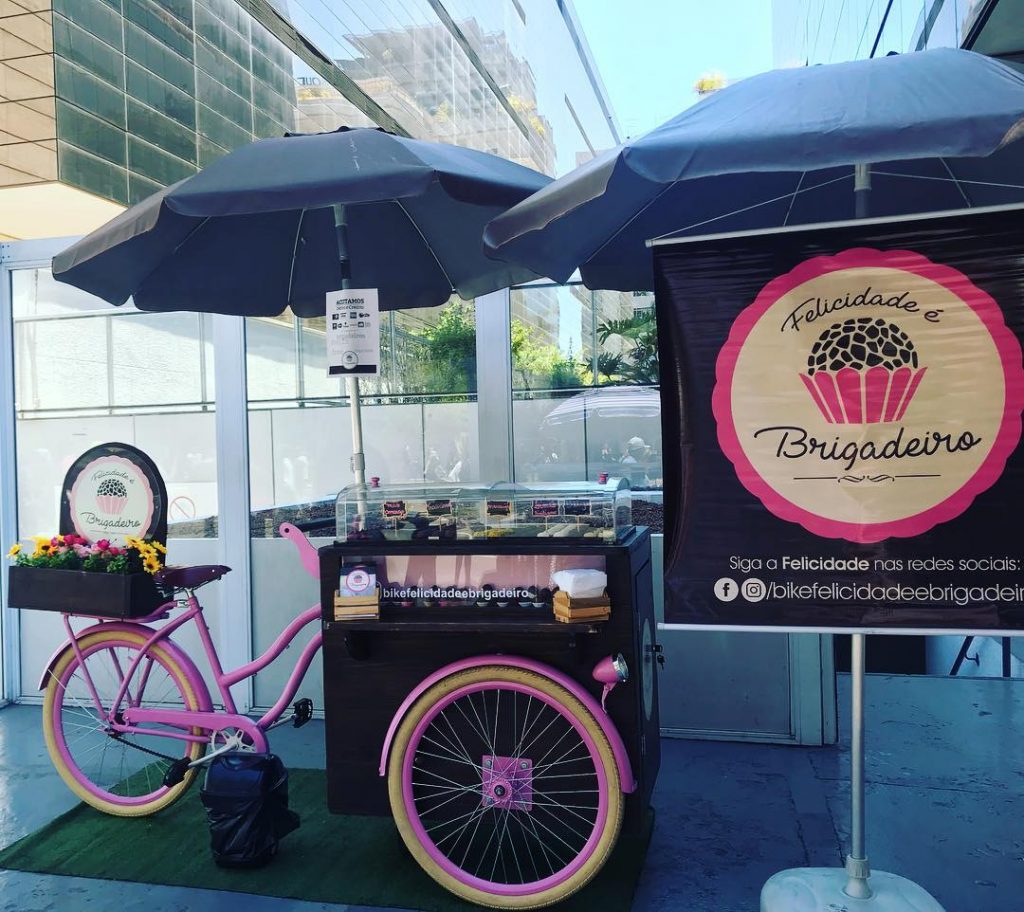 Foodbike montada em evento com banner da marca