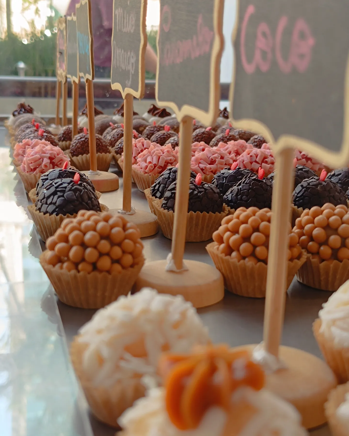 Vitrine de brigadeiros gourmet artesanais em uma foodbike, com variedade de sabores e decorações