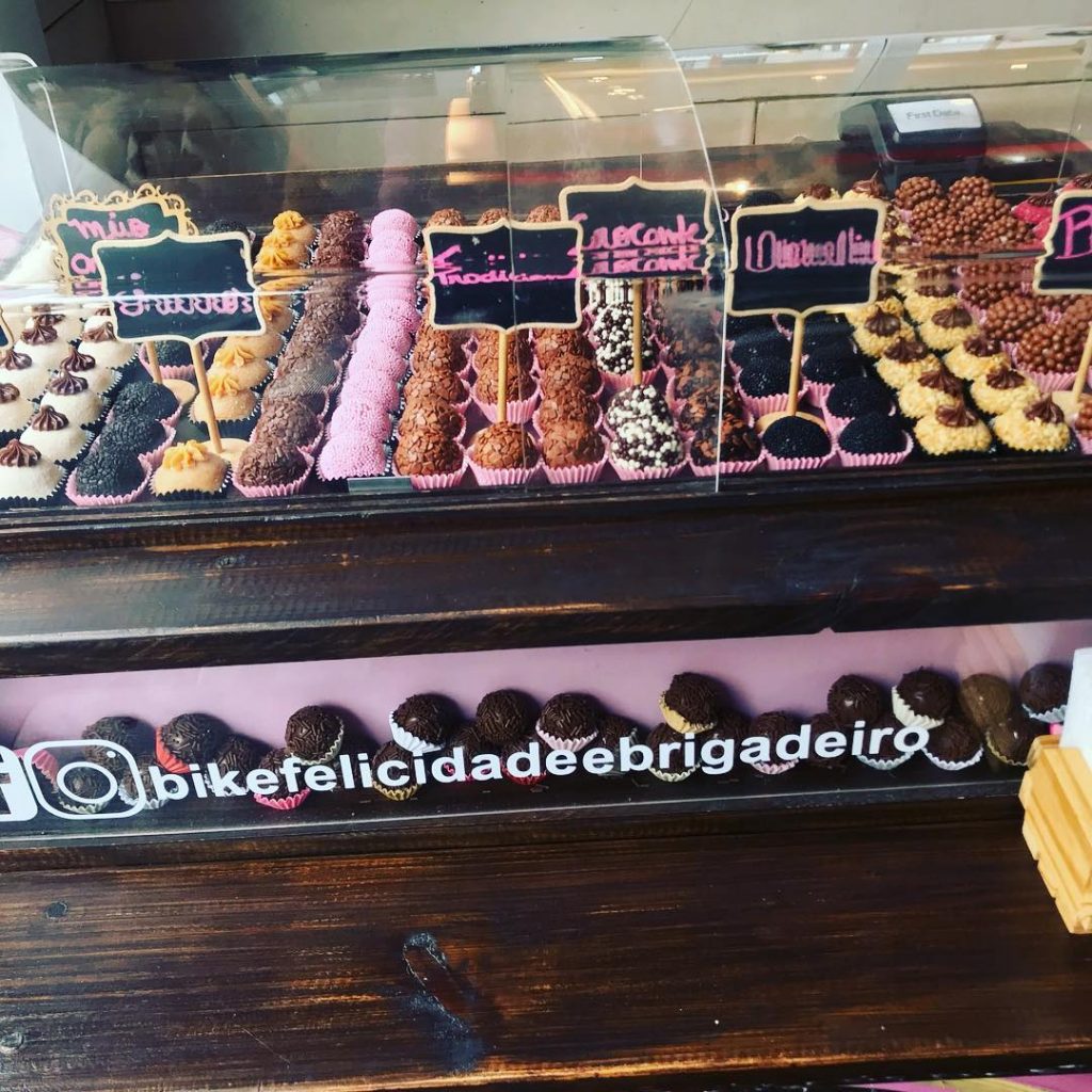 Detalhe dos brigadeiros gourmet expostos
