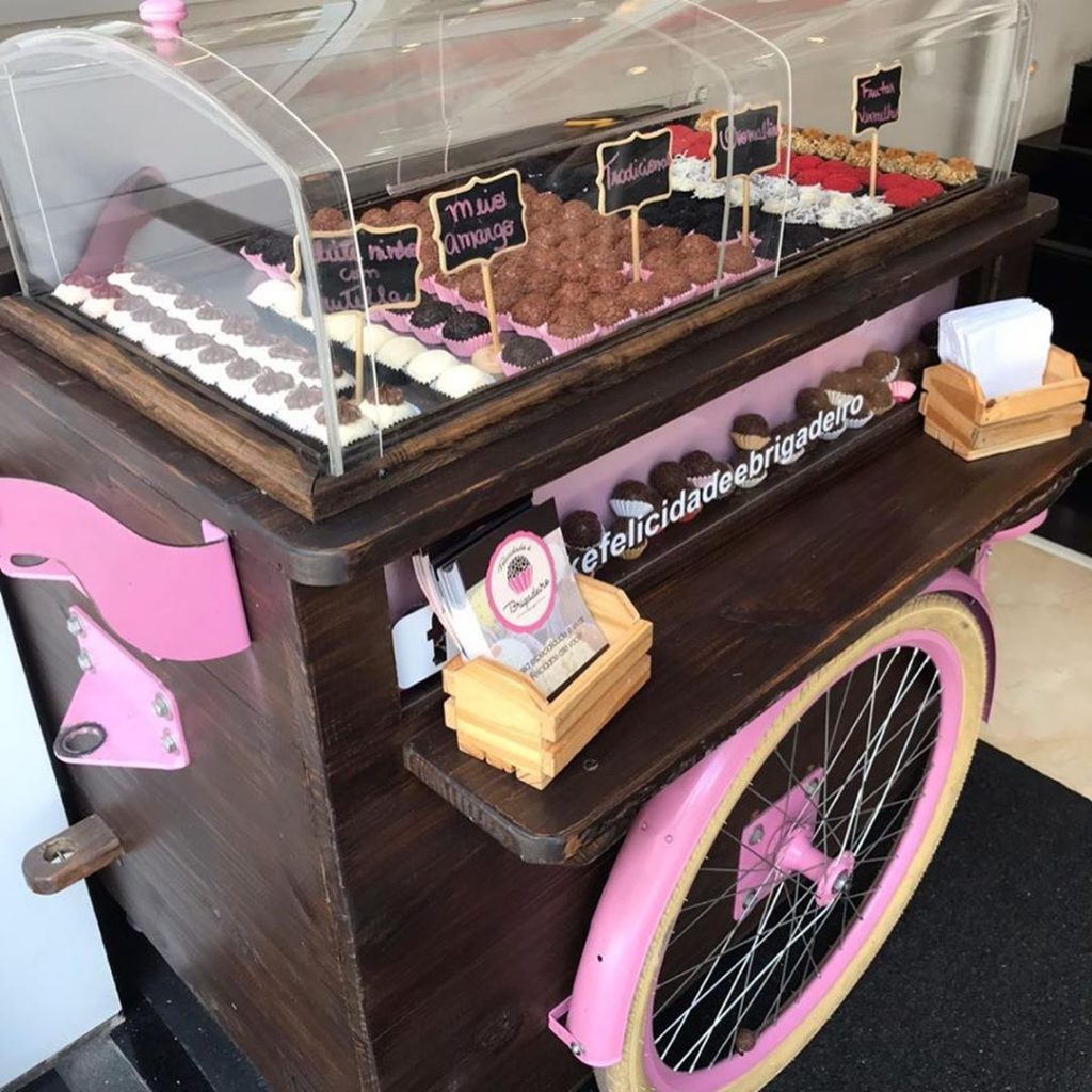 Vitrine de acrílico com brigadeiros variados etiquetados