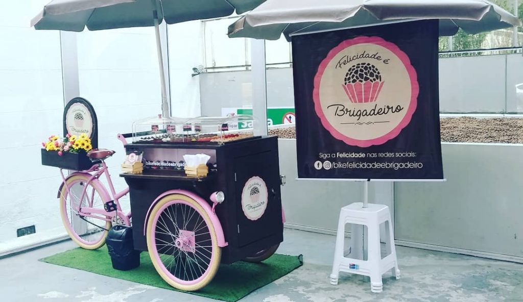 Vista lateral da foodbike com banner da marca